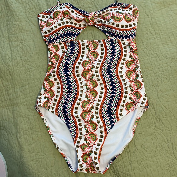 NWT Cupshe one piece halter cutout swimsuit - Picture 7 of 8